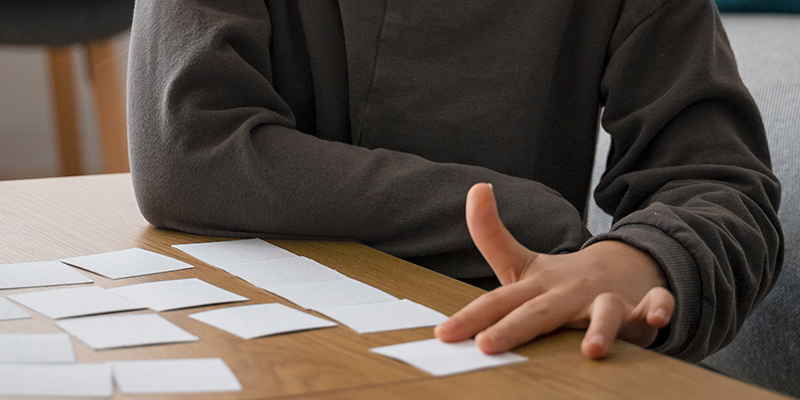 Was ist AD(H)S? Die Aufmerksamkeitsdefizit-(Hyperaktivitäts-)Störung (AD(H)S) ist eine häufige neurobiologische Besonderheit, die sich durch Auffälligkeiten in der Aufmerksamkeit, Impulskontrolle und Aktivitätsregulation zeigen kann – sowohl bei Kindern als auch bei Jugendlichen und Erwachsenen. Typische Symptome von AD(H)S Mögliche Anzeichen können sein: Unaufmerksamkeit und Konzentrationsprobleme Leichte Ablenkbarkeit Vergesslichkeit im Alltag Schwierigkeiten bei Organisation und Aufgabenstrukturierung Ungeduld und impulsives Verhalten Motorische und/oder innere Unruhe Stimmungsschwankungen oder Stimmungseinbrüche Häufiges Wechseln zwischen Tätigkeiten Ablauf der AD(H)S-Diagnostik Die Diagnostik erfolgt strukturiert und orientiert sich an wissenschaftlichen Leitlinien. Ziel ist eine fundierte und individuelle Einschätzung. Bestandteile der Diagnostik: Ausführliche biographische Anamnese Verhaltensbeobachtung Standardisierte Fragebögen und diagnostische Interviews Fremdbeurteilungen (z. B. durch Bezugspersonen) Zusätzlich bei Kindern und Jugendlichen: Intelligenzdiagnostik Konzentrations- und Leistungsdiagnostik Dauer und Termine Erwachsene: mindestens 3 Termine Kinder und Jugendliche: mindestens 4 Termine Die genaue Anzahl und Gestaltung der Termine richtet sich nach dem individuellen Bedarf. Rückmeldung und Empfehlungen Im Abschlussgespräch werden die Ergebnisse ausführlich und verständlich besprochen. Gemeinsam entwickeln wir passende Empfehlungen für die nächsten Schritte – individuell abgestimmt auf Ihre Situation. Kosten und Abrechnung Die AD(H)S-Diagnostik ist eine Privatleistung und wird nach der Gebührenordnung für Psychotherapeut*innen (GOP) abgerechnet. Eine Inanspruchnahme ist möglich: im Rahmen einer privaten Krankenversicherung als Selbstzahlerleistung